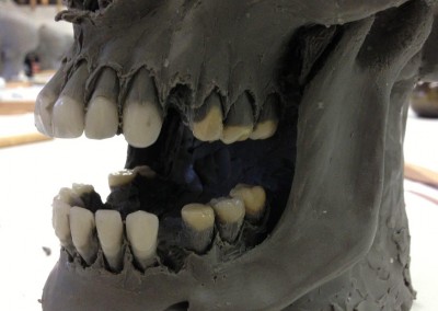 Einsätzen der Zähne bei der Modellation eines Totenkopfes